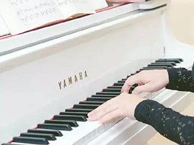 [高清视频]日本雅马哈YAMAHA W120BS高端原木色精品家居钢琴[亿佳钢琴]
