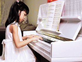 中秋国庆双节假期里家长应该如何为孩子挑选合适的钢琴
